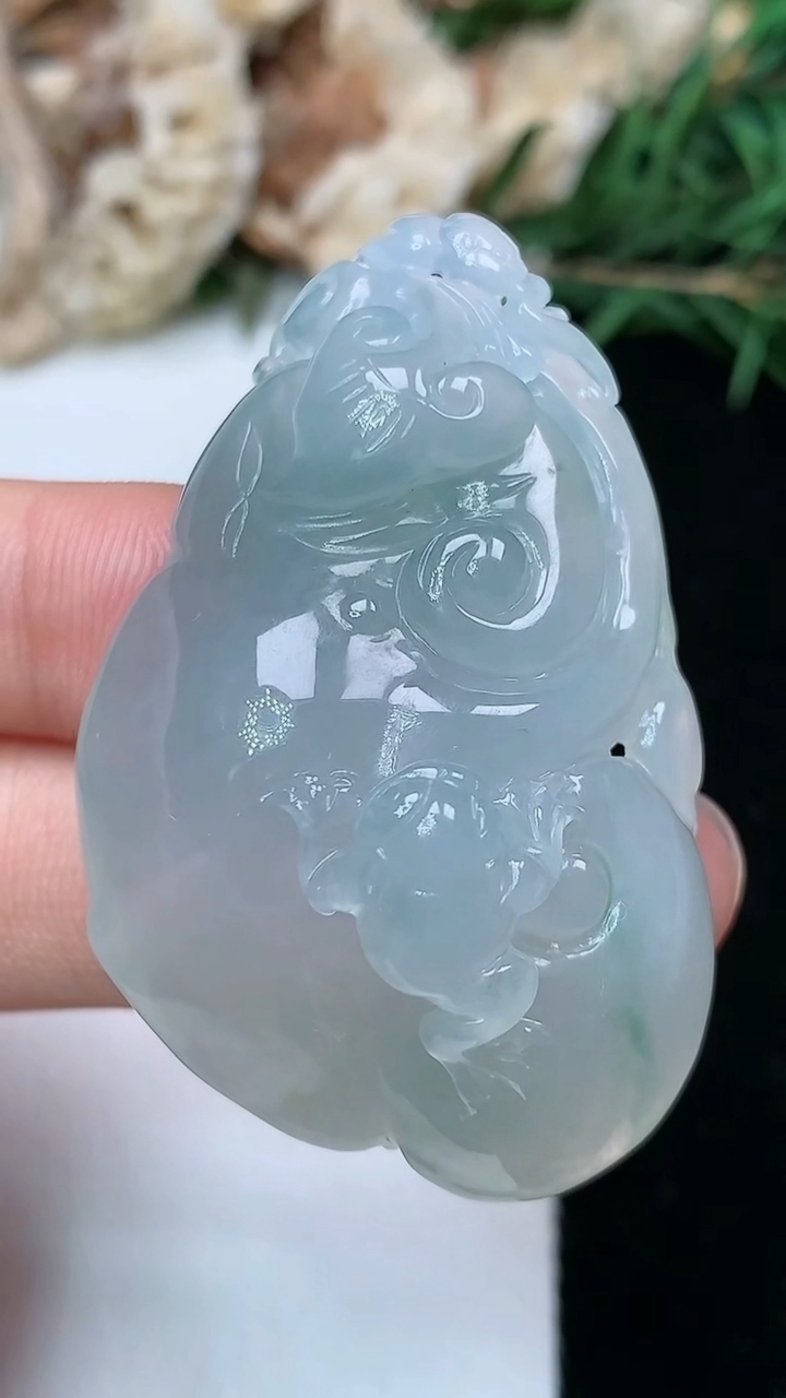 天然A货翡翠如意吊坠，尺寸45.2-28.5-13.9，重量:21.60g
5月9日