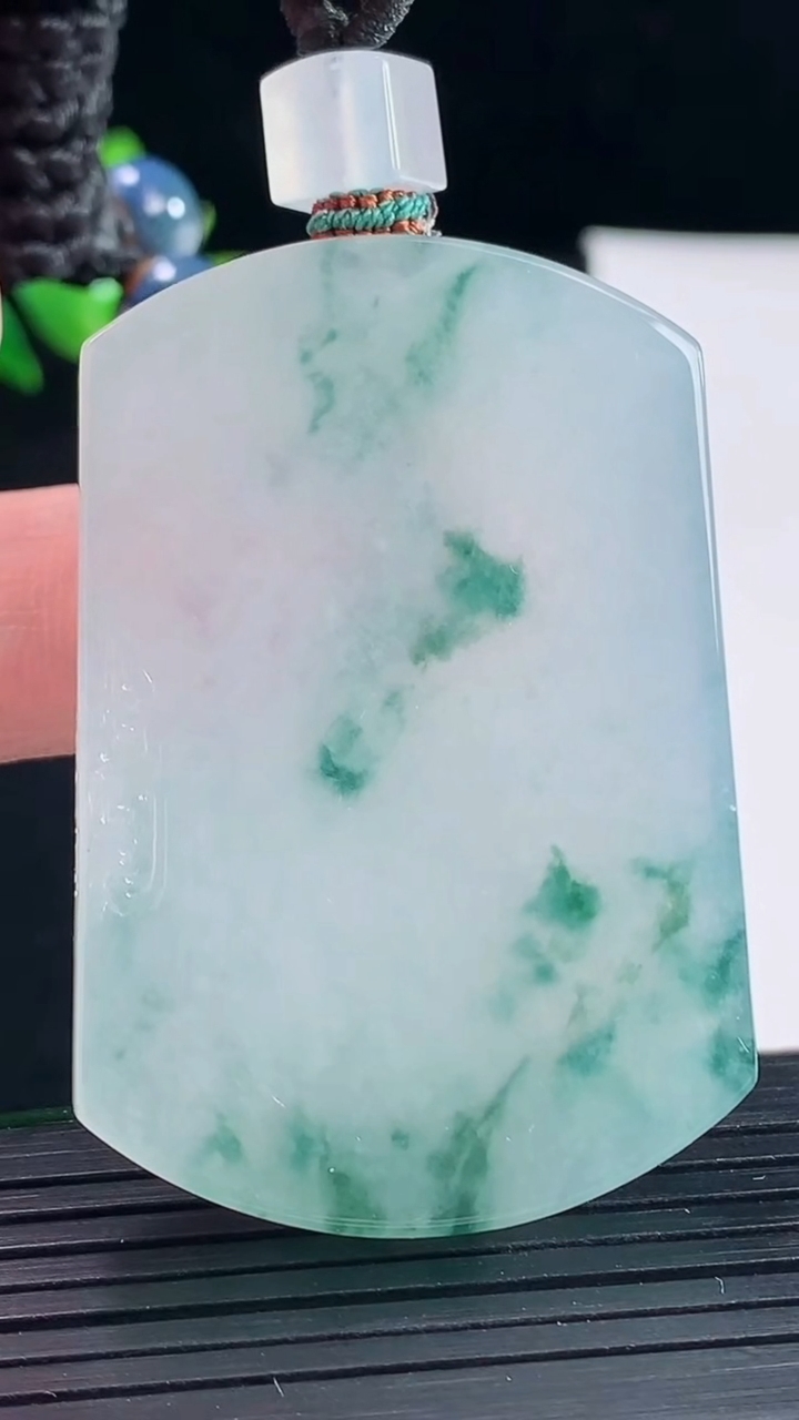 天然A货翡翠种飘花仿古无事牌吊坠，尺寸52-35-6重量:34.68g
5月9日