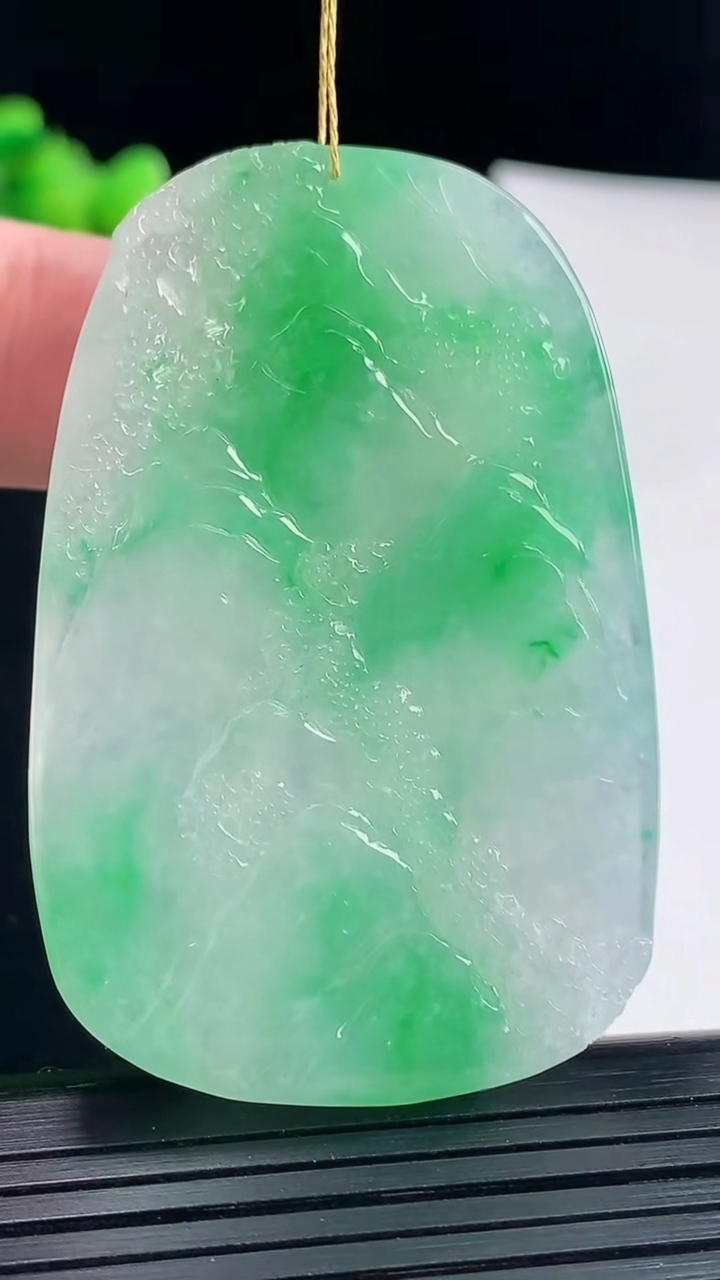 天然A货翡翠山水牌吊坠，尺寸55-36-6重量:25.50g
5月9日