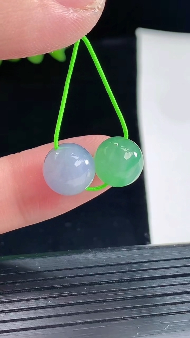 天然A货翡翠春带彩 紫罗兰圆珠吊坠一对，尺寸10重量:3.31g
5月9日