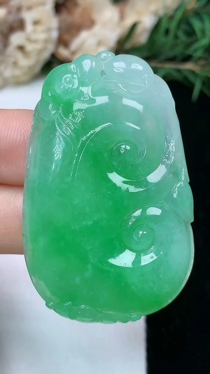 天然A货翡翠如意吊坠，尺寸44.6-28.2-6.5，重量:16.10g
5月9日