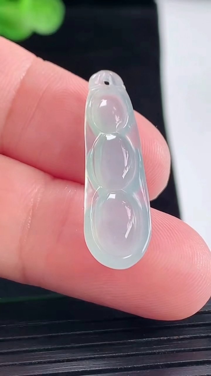 天然A货翡翠福豆吊坠，尺寸32-9-5.5重量:2.02g
5月9日