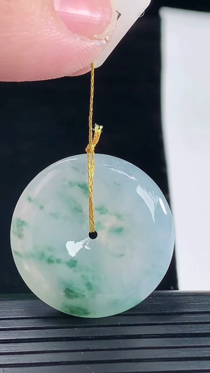 天然A货翡翠冰种飘花平安扣吊坠，尺寸26.6-5.6重量:8.39g
5月9日