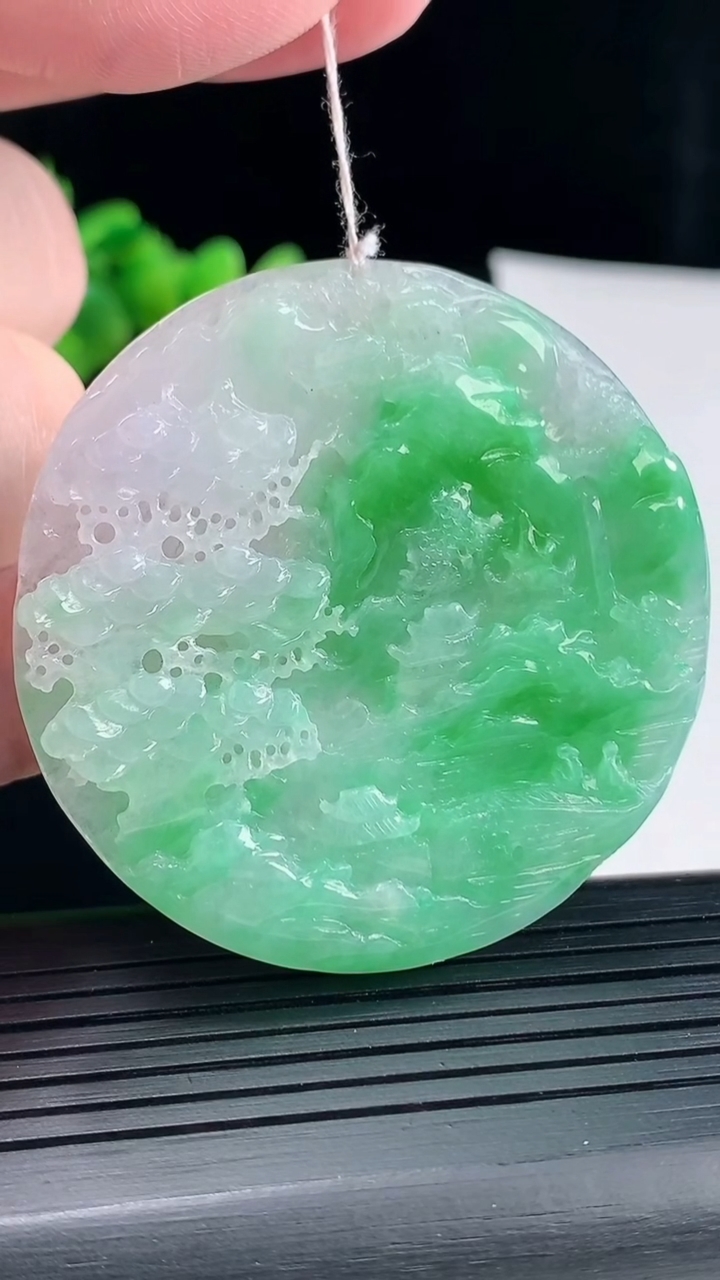 天然A货翡翠山水牌吊坠，尺寸52-4.8重量:24.34g
5月9日