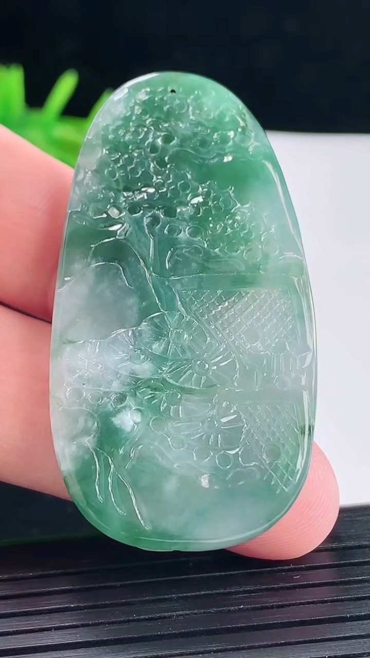 天然A货翡翠牌吊坠，尺寸53.5-28-7重量:19.43g
5月9日