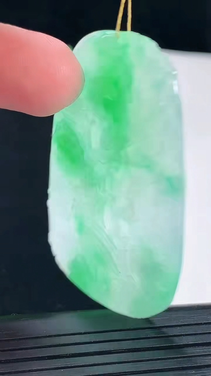 天然A货翡翠山水牌吊坠，尺寸55-36-6重量:25.50g
5月9日