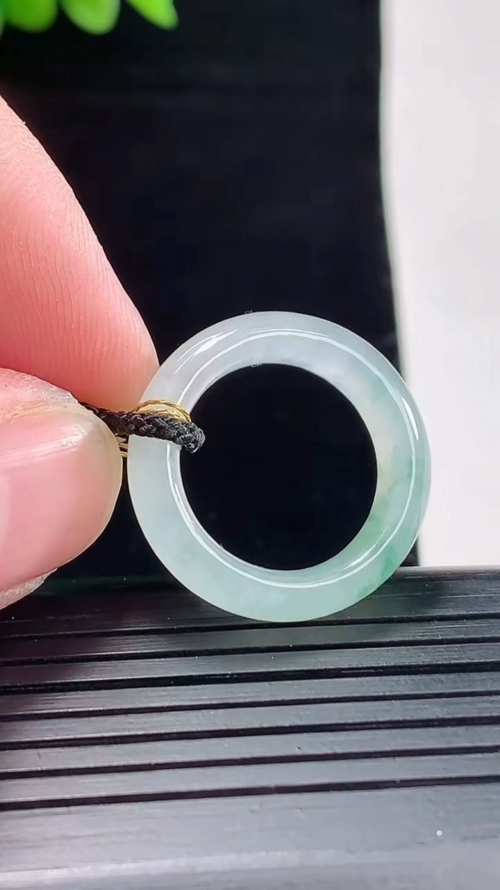 天然A货翡翠飘花玉指环 戒指，尺寸16.3-6-4重量:3.49g2026年5月9日
工厂直销收藏佳品,种好水足，色泽均匀，有种有色，上手高大气！