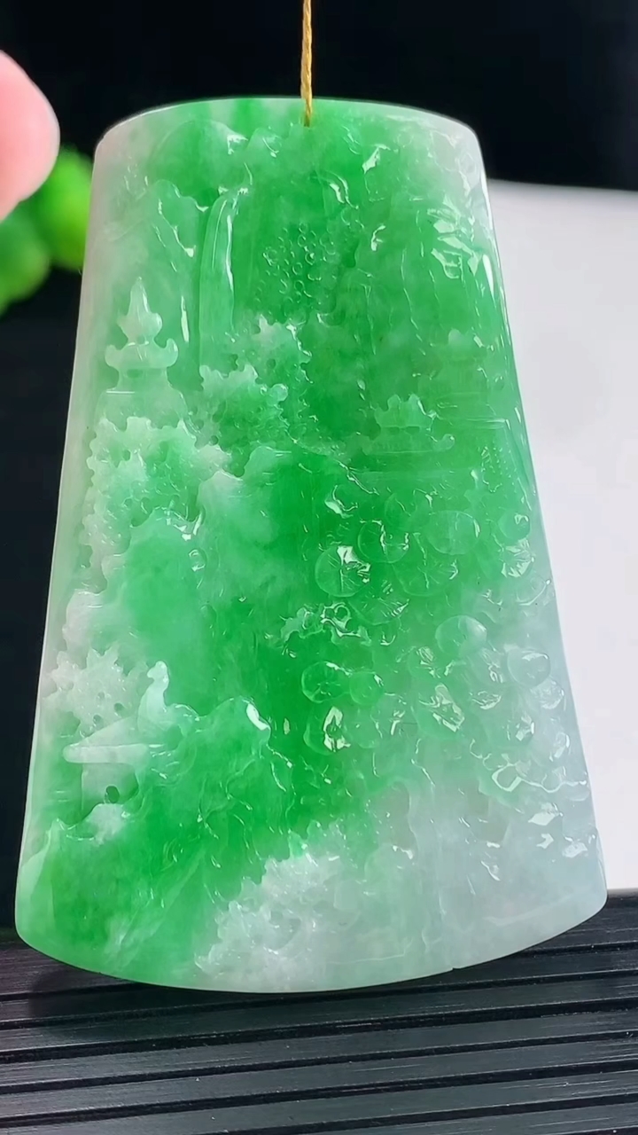 天然A货翡翠山水牌吊坠，尺寸60.5-40-6重量:29.31g
5月9日