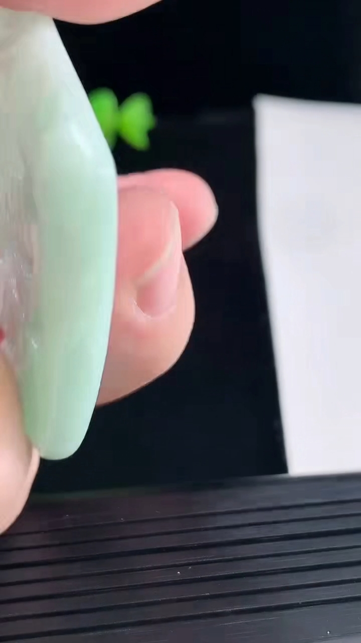 天然A货翡翠山水牌吊坠，尺寸63.6-41.5-6重量:43.23g
5月9日