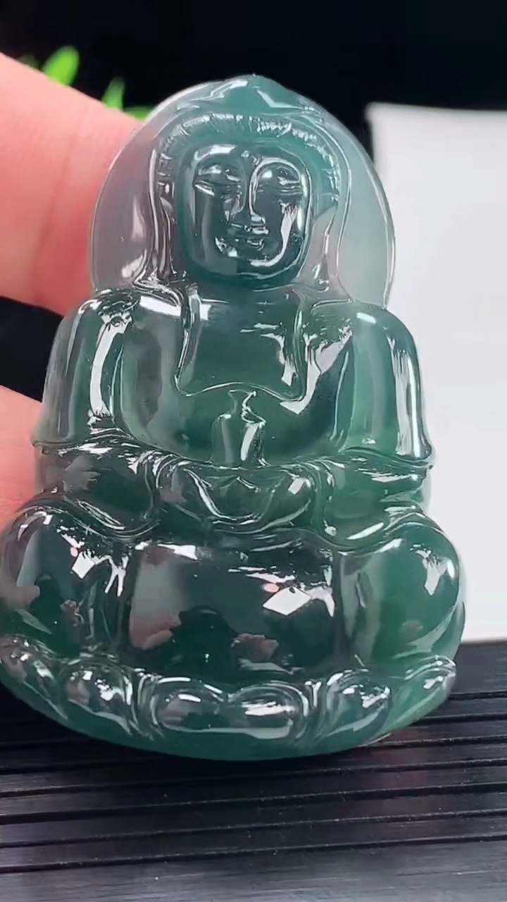 天然A货翡翠正装观音吊坠，尺寸54-35.5-6重量:18.77g
5月9日