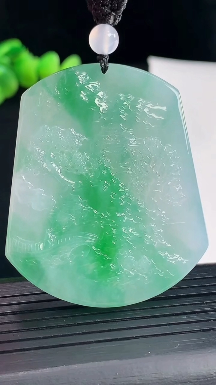 天然A货翡翠山水绿吊坠，尺寸50.5-43-6.5重量:36.09g
5月9日
