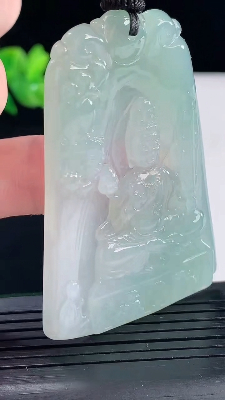 天然A货翡翠虚空藏菩萨吊坠，尺寸60-41-5重量:30.22g
5月9日