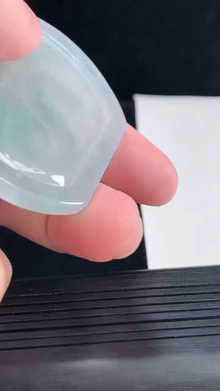 天然A货翡翠生肖蛇吊坠，尺寸52-44-5重量:25.52g
5月9日