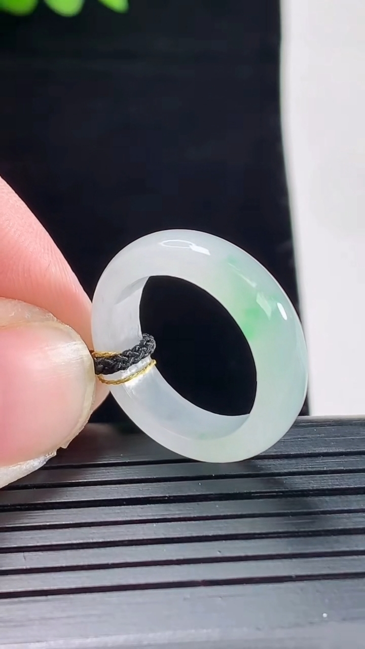 天然A货翡翠玉指环 戒指，尺寸17-5.5-3.2重量:3.28g2026年5月9日
工厂直销收藏佳