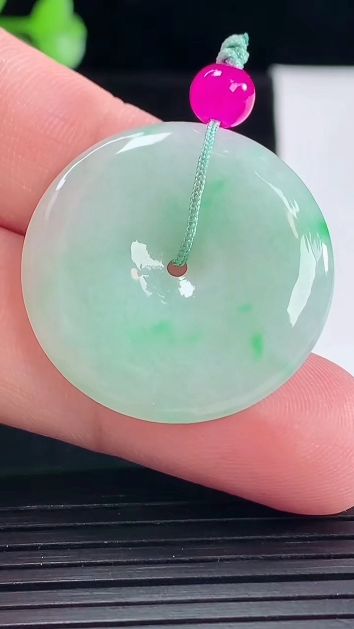 天然A货翡翠平安扣吊坠，尺寸29.5-5重量:8.98g
5月9日