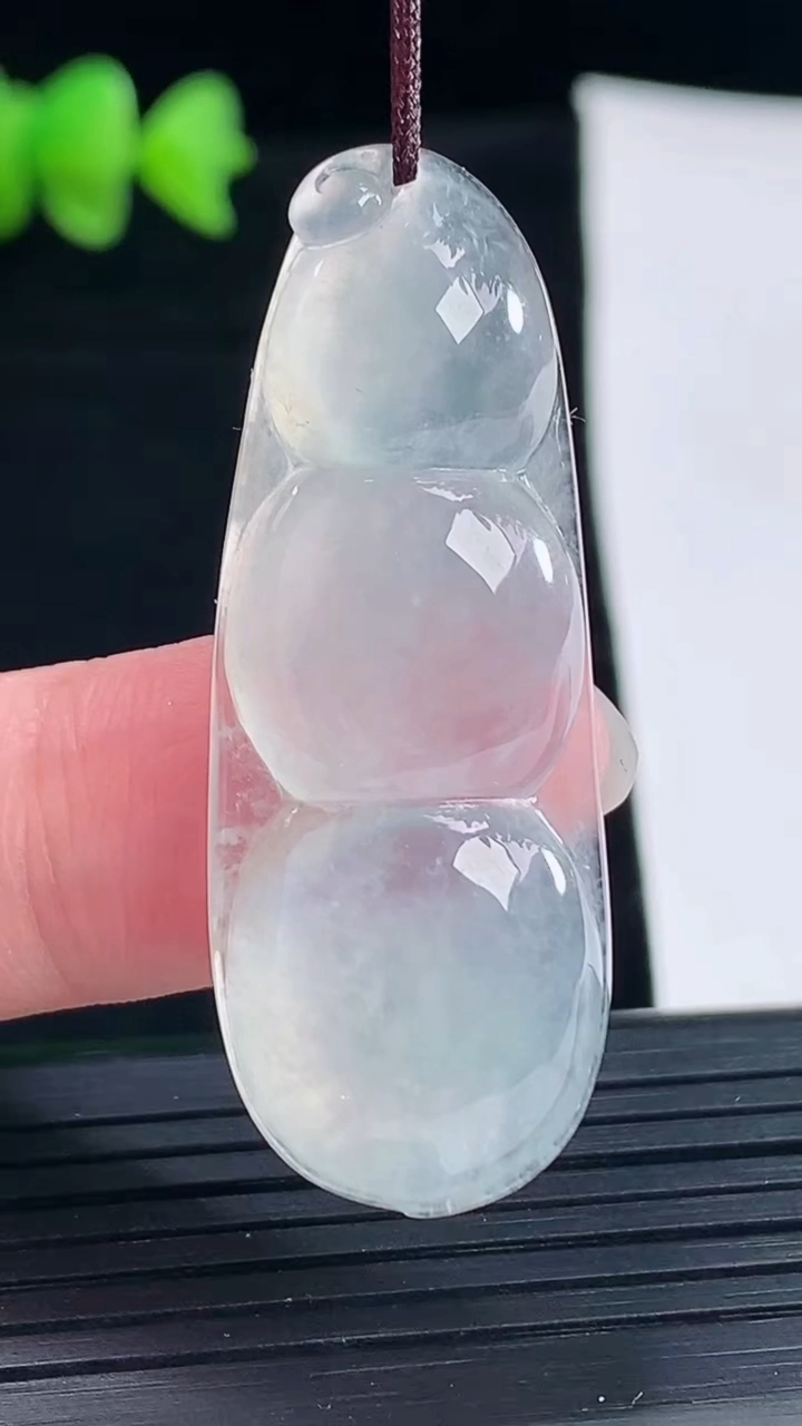 天然A货翡翠福豆吊坠，尺寸43.6-16.5-5.6重量:7.64g
5月9日