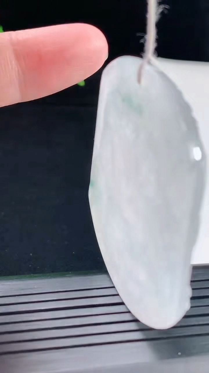 天然A货翡翠飘花生肖兔吊坠，尺寸53.2-44-5.5重量:32.17g
5月9日