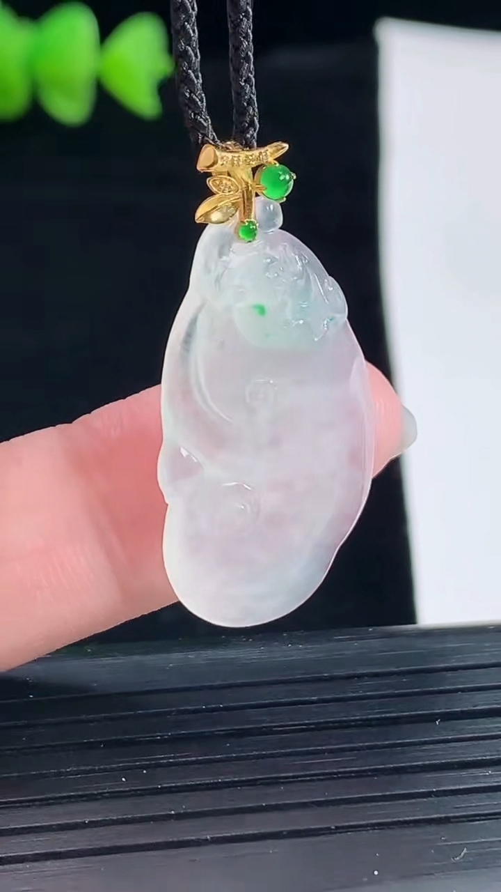 天然A货翡翠如意吊坠，尺寸26.6-17-4.5重量:3.47g
5月9日