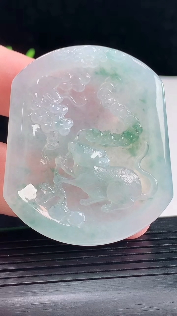 天然A货翡翠冰种飘花生肖鼠吊坠，尺寸52-44-4.5重量:24.54g
5月9日