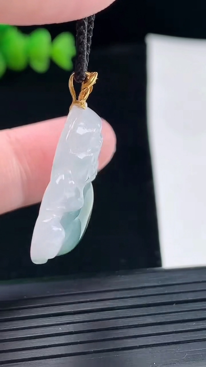 天然A货翡翠18k金飘花佛公吊坠，尺寸26.5-29-6重量:6.99g
5月9日