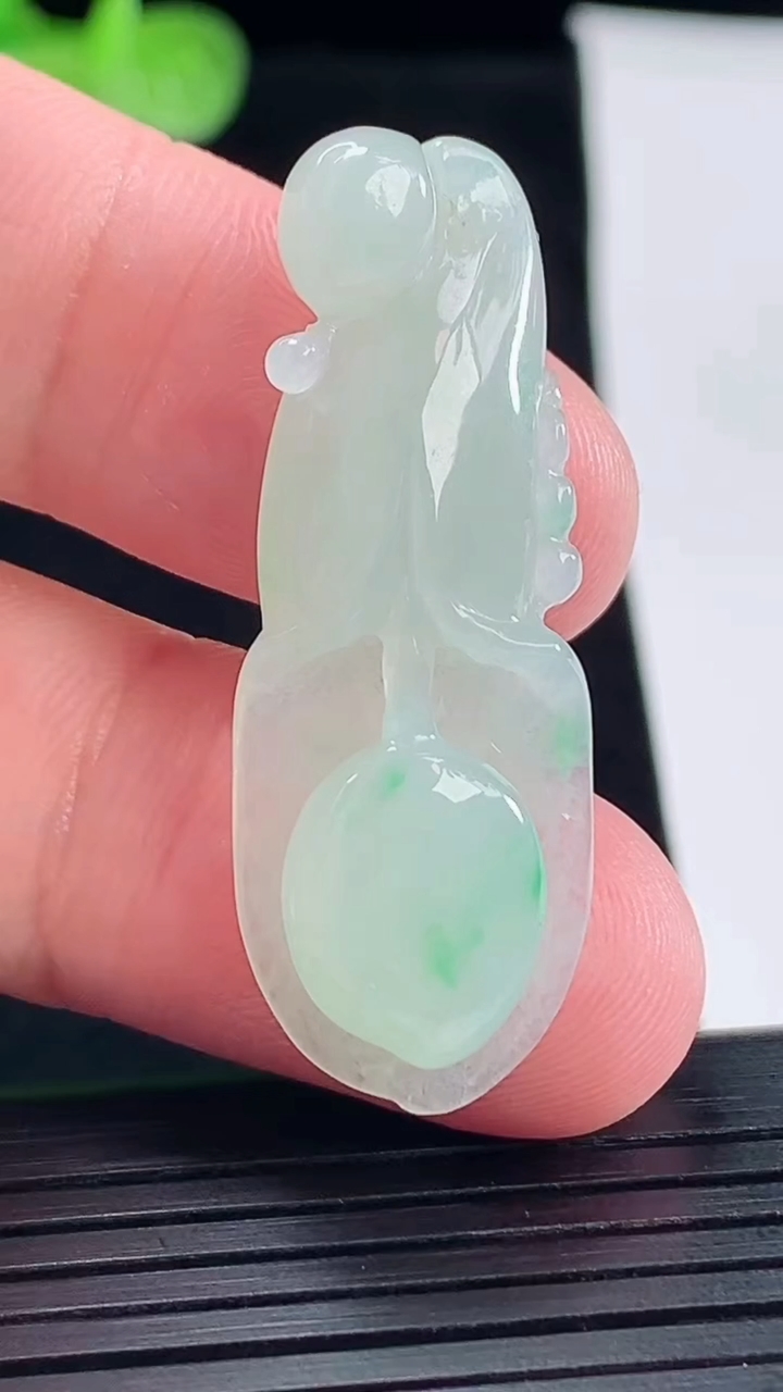 天然A货翡翠玉兰花吊坠，尺寸41-15-6重量:5.62g
5月9日