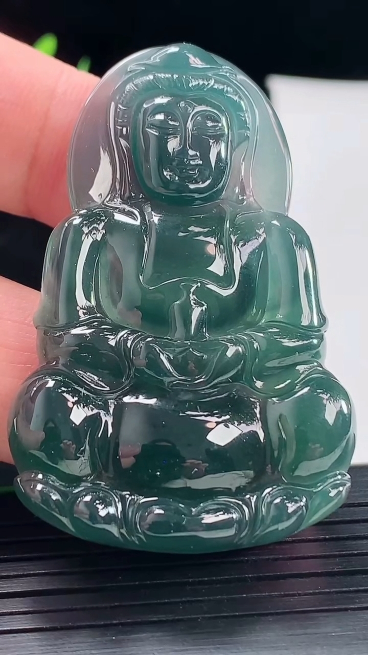 天然A货翡翠正装观音吊坠，尺寸54-35.5-6重量:18.77g
5月9日