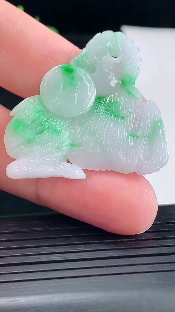 天然A货翡翠生肖羊吊坠，尺寸37.6-35.8-5重量:9.30g
5月9日
