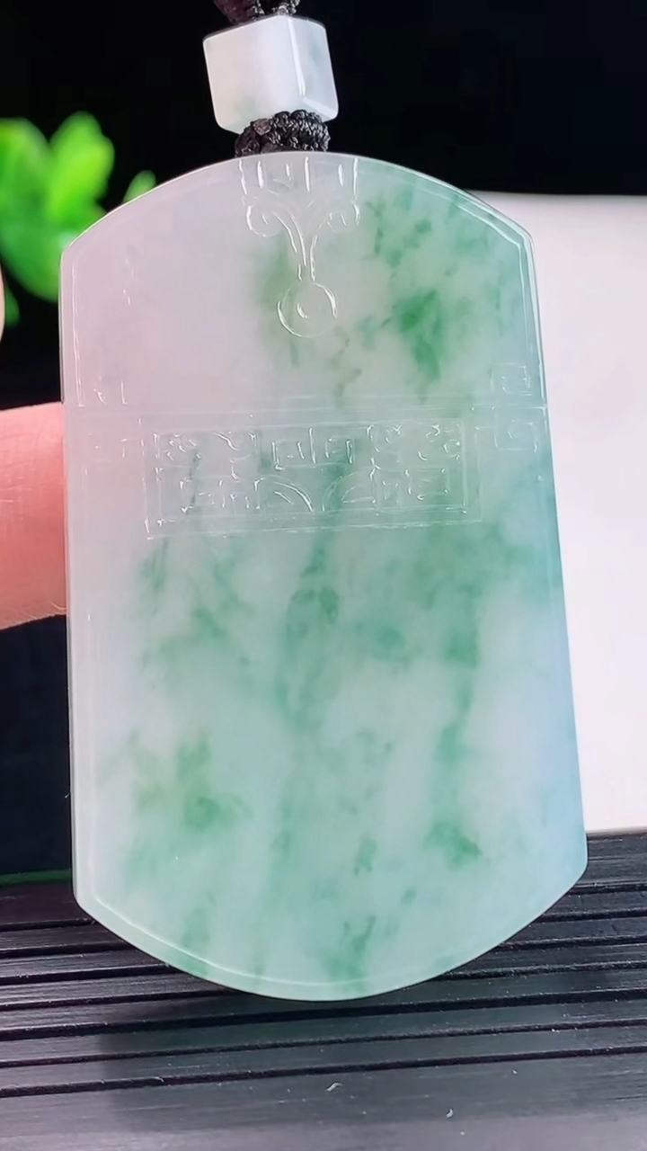 天然A货翡翠种飘花仿古无事牌吊坠，尺寸54.5-33-5.8重量:36.34g
5月9日