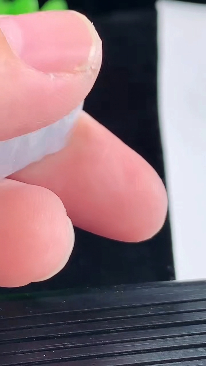 天然A货翡翠九尾狐吊坠，尺寸29-16-10.5重量:7.38g
5月9日