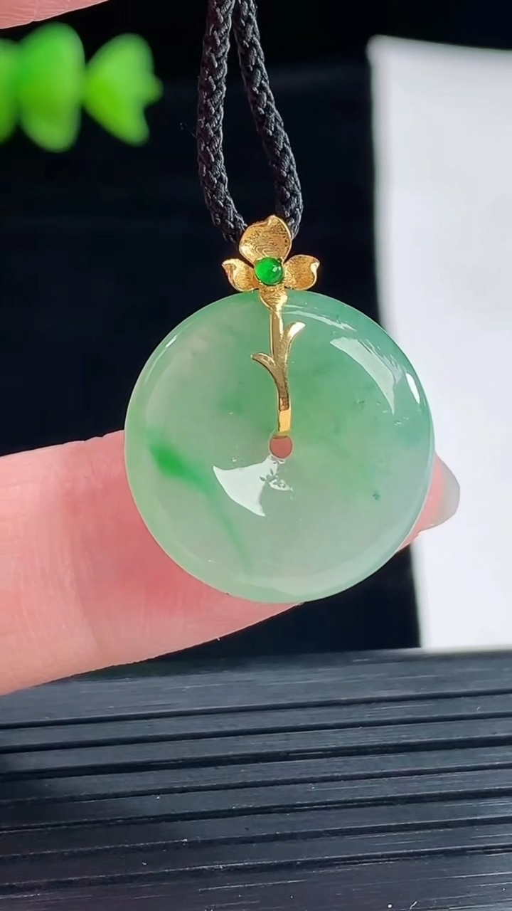 天然A货翡翠平安扣吊坠，尺寸19-4.2重量:3.44g
5月9日
