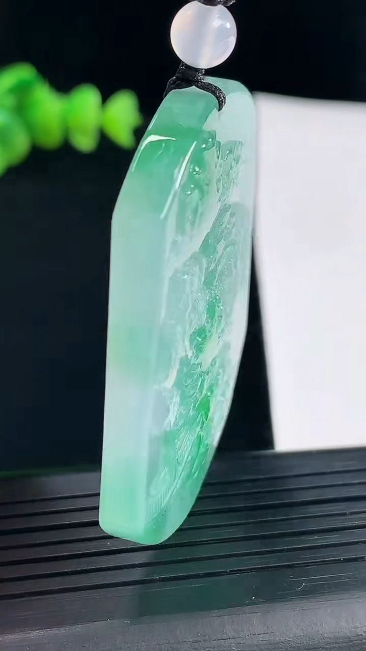 天然A货翡翠山水绿吊坠，尺寸50.5-43-6.5重量:36.09g
5月9日
