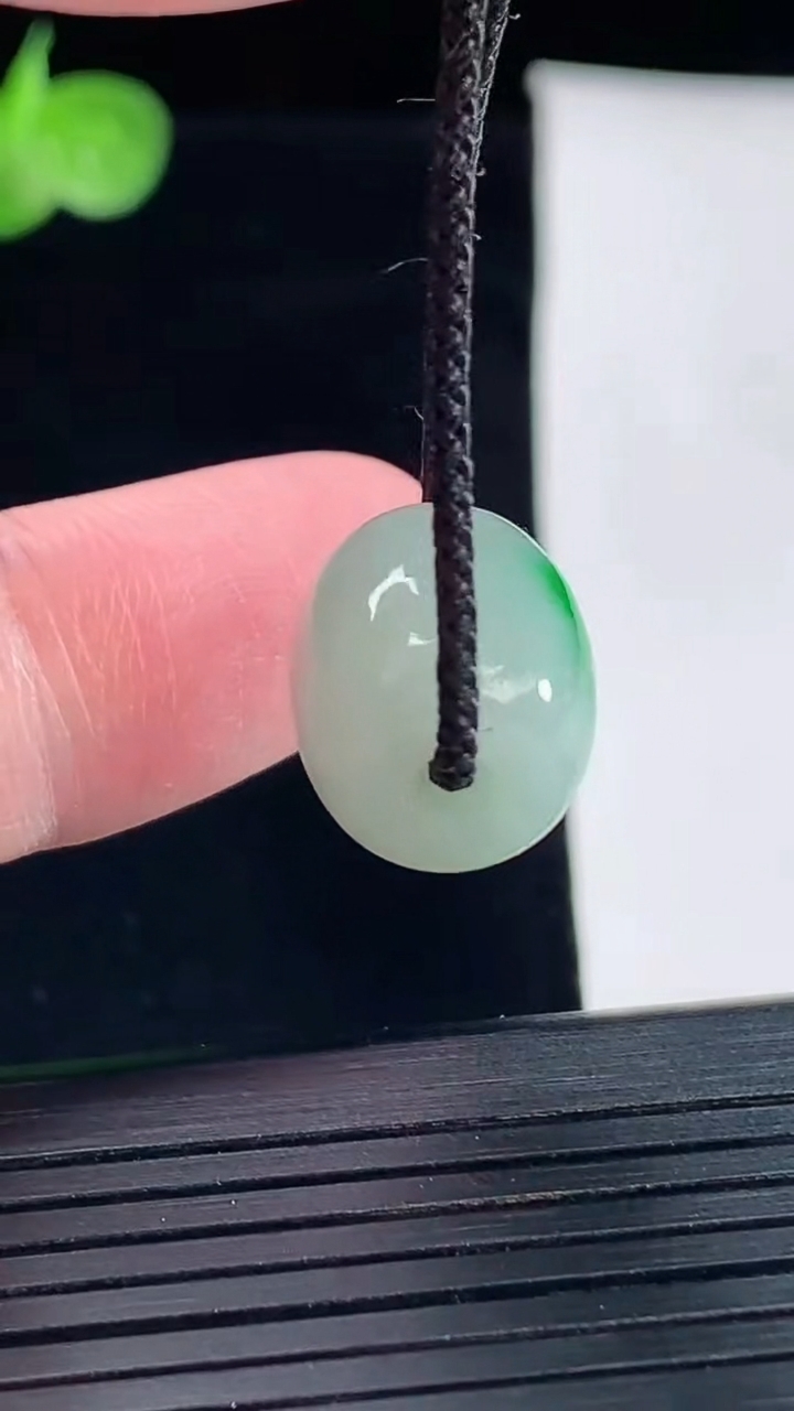 天然A货翡翠路路通吊坠，尺寸14-12.5重量:4.37g
5月9日
