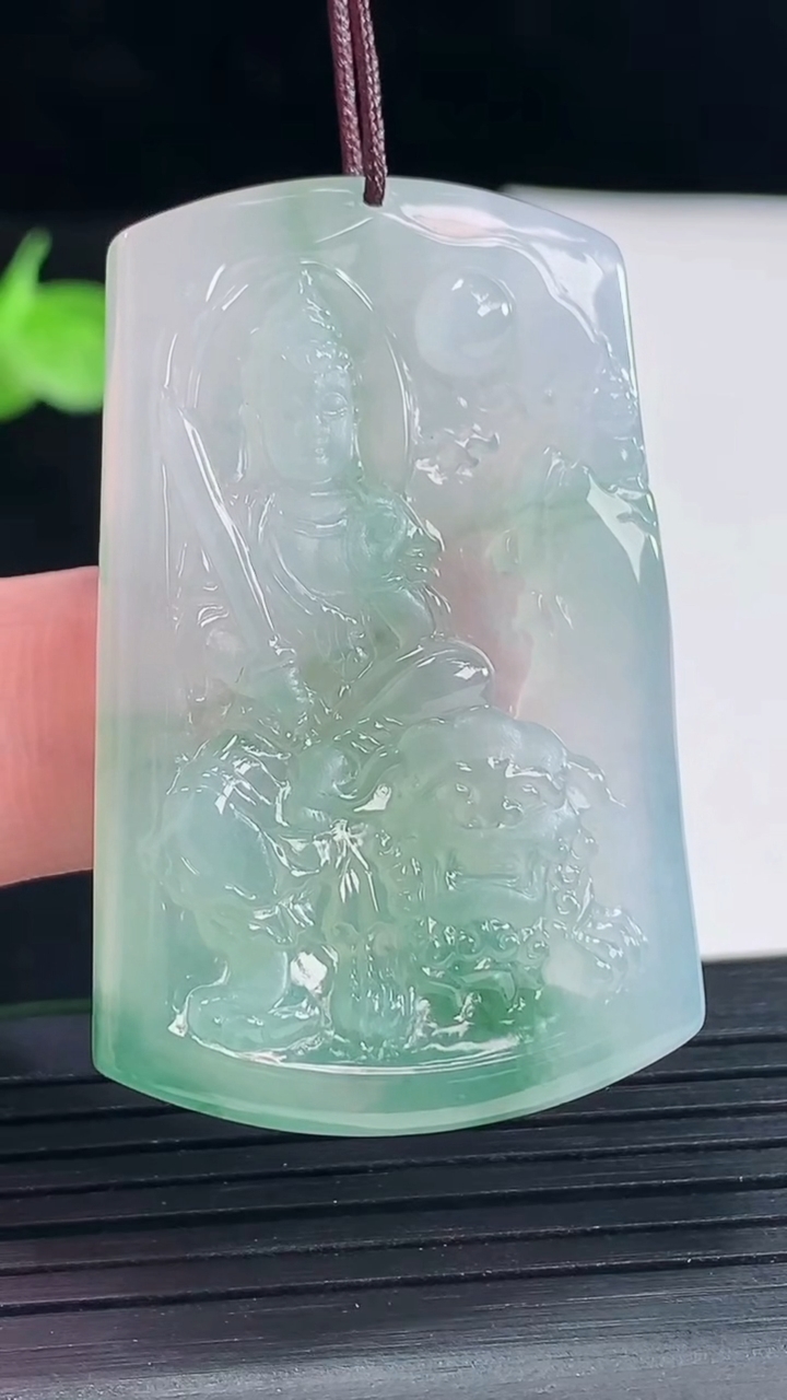 天然A货翡翠飘花文殊菩萨吊坠，尺寸44.6-29-5.6重量:15.98g
5月9日