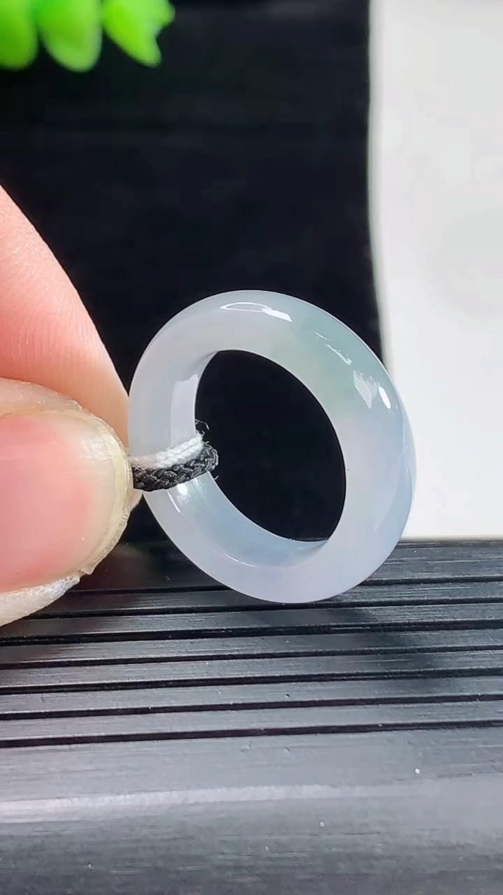 天然A货翡翠紫罗兰玉指环 戒指，尺寸16.6-6-3.8重量:4.18g2026年5月9日
工厂直销