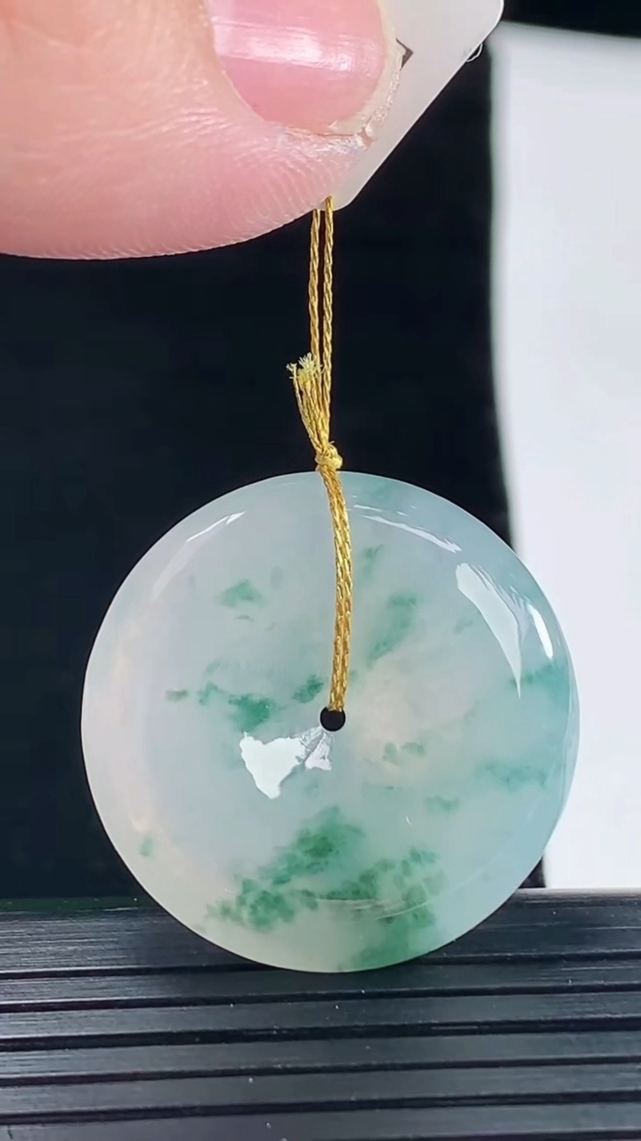 天然A货翡翠冰种飘花平安扣吊坠，尺寸26.6-5.6重量:8.39g
5月9日