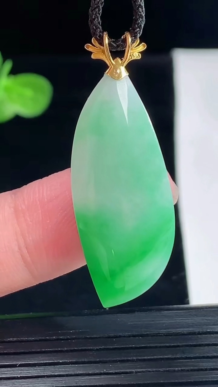 天然A货翡翠随形吊坠，尺寸32-14-7.6重量:5.67g
5月9日