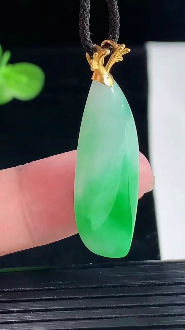 天然A货翡翠随形吊坠，尺寸32-14-7.6重量:5.67g
5月9日