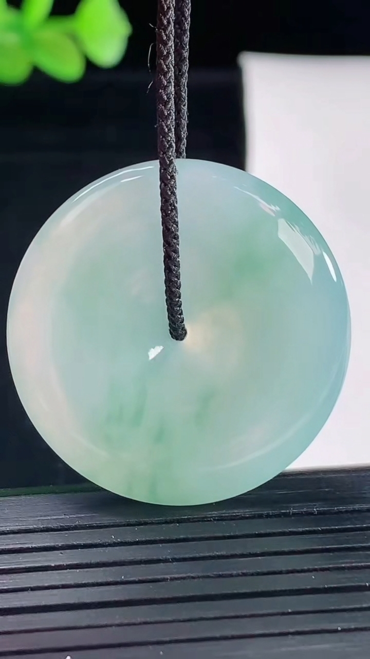 天然A货翡翠冰种飘花平安扣吊坠，尺寸34-5.8重量:13.81g
5月9日
