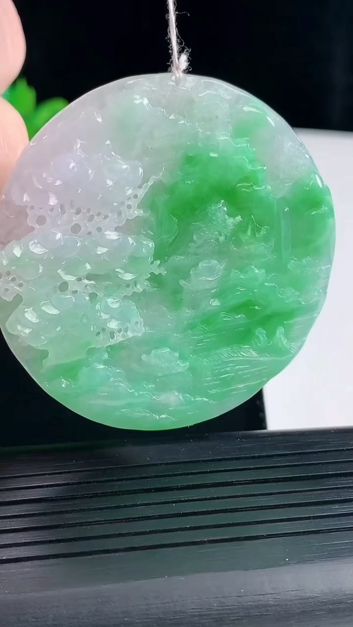 天然A货翡翠山水牌吊坠，尺寸52-4.8重量:24.34g
5月9日