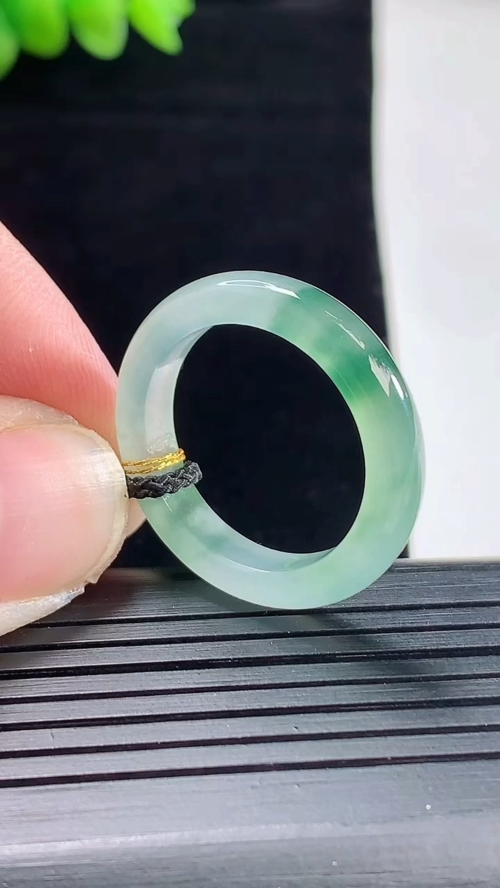 天然A货翡翠冰种飘花玉指环 戒指，尺寸19.6-4.2-3.5重量:3.39g2026年5月9日
工