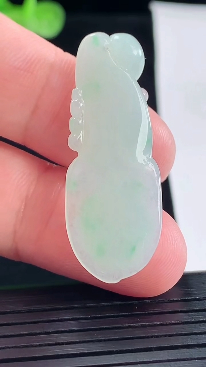 天然A货翡翠玉兰花吊坠，尺寸41-15-6重量:5.62g
5月9日