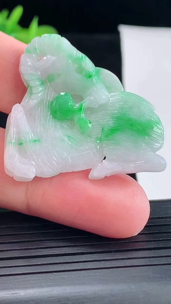 天然A货翡翠生肖羊吊坠，尺寸37.6-35.8-5重量:9.30g
5月9日