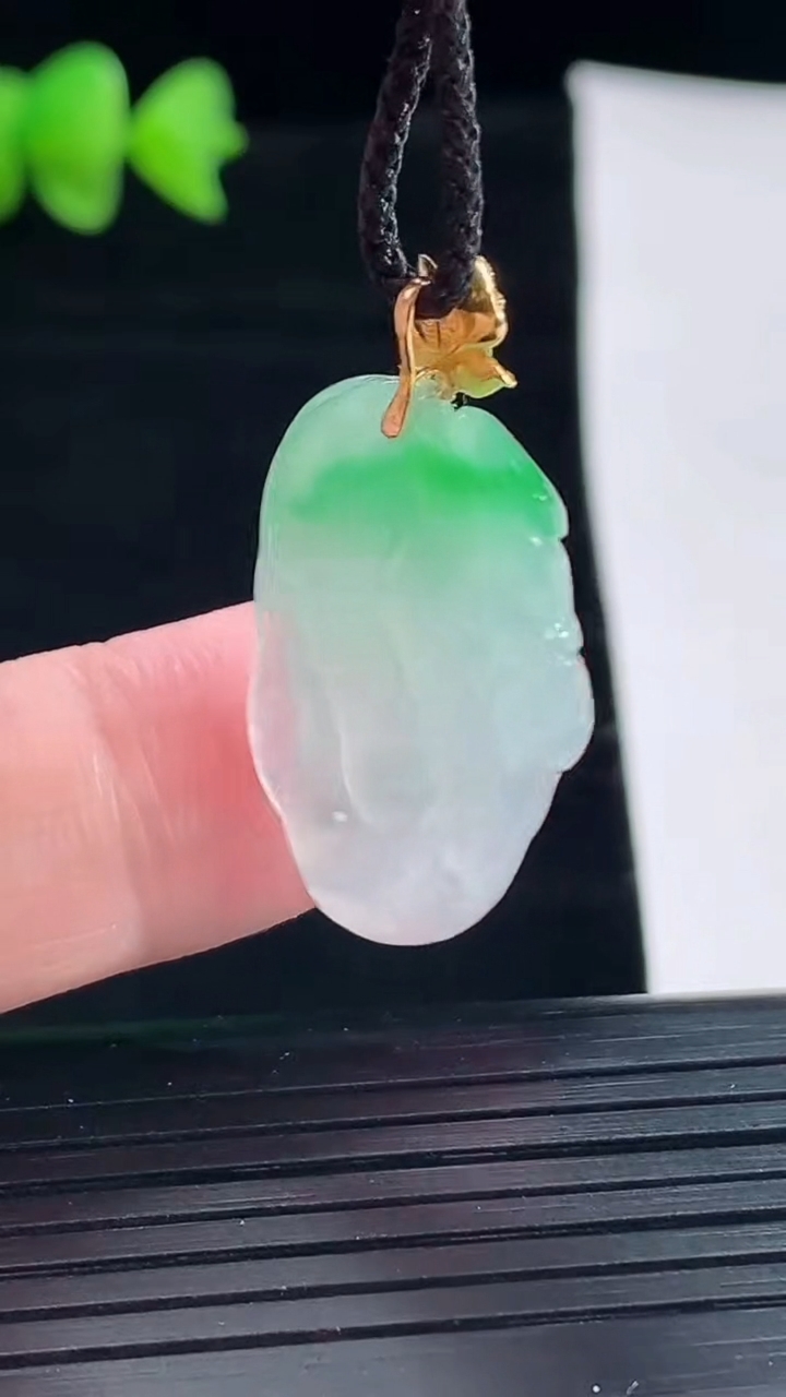 天然A货翡翠富甲一方 蟹钳吊坠，尺寸24.6-17.6-8重量:5.30g
5月9日