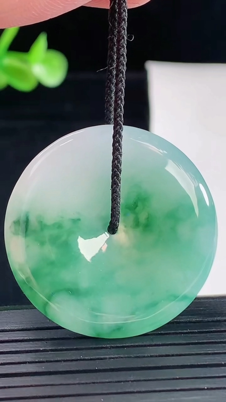 天然A货翡翠冰种飘花平安扣吊坠，尺寸35.5-5重量:14.34g
5月9日