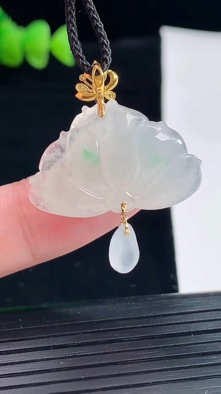 天然A货翡翠和和美美 荷花吊坠，尺寸16.5-28.5-9.8重量:6.27g
5月9日