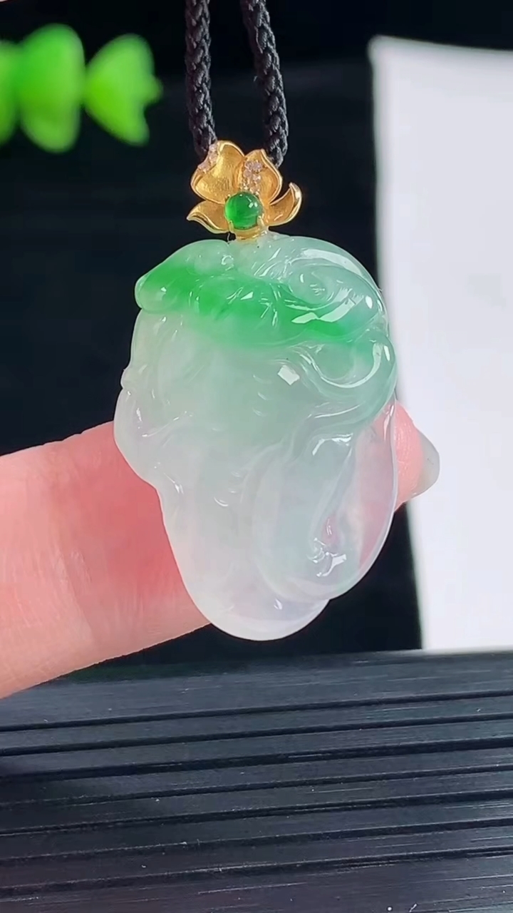 天然A货翡翠富甲一方 蟹钳吊坠，尺寸24.6-17.6-8重量:5.30g
5月9日