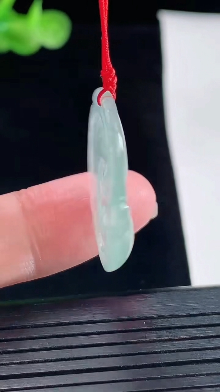 天然A货翡翠如意吊坠，尺寸27-24-4.2重量:4.47g
5月9日
