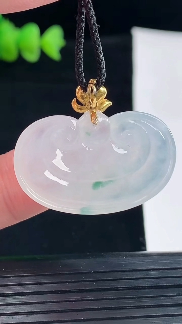 天然A货翡翠种飘花如意头吊坠，尺寸19.5-32-6.5重量:8.87g
5月9日