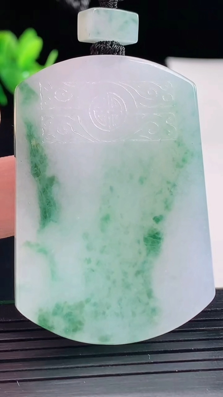 天然A货翡翠飘花仿古无事牌吊坠，尺寸51-36-5.2重量:34.27g
5月9日