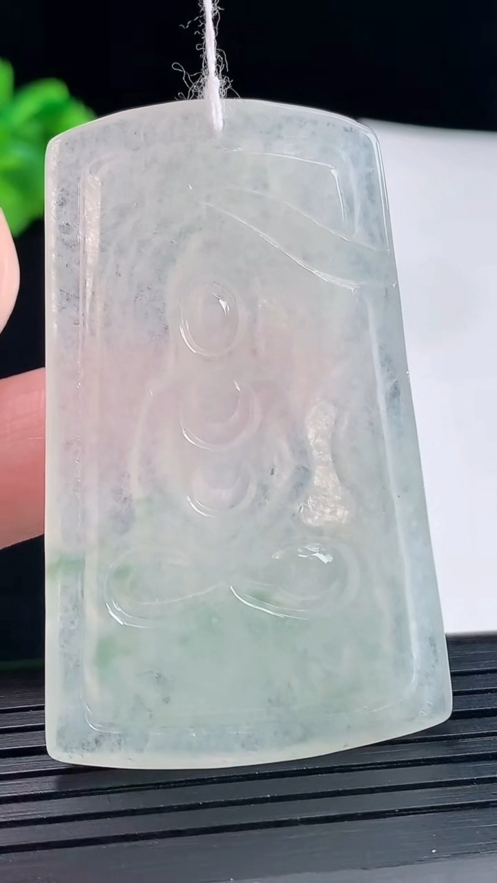 天然A货翡翠大日如来佛吊坠，尺寸57-35-4.6重量:19.28g
5月9日